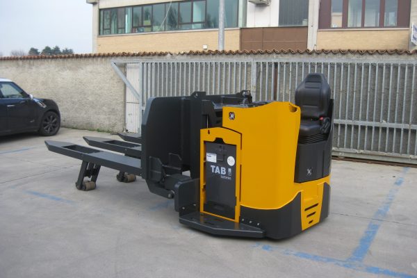 K9 SOB XT HD 80, 8000kg Aircraft slave pallet mover for use with cargo service / logistics.