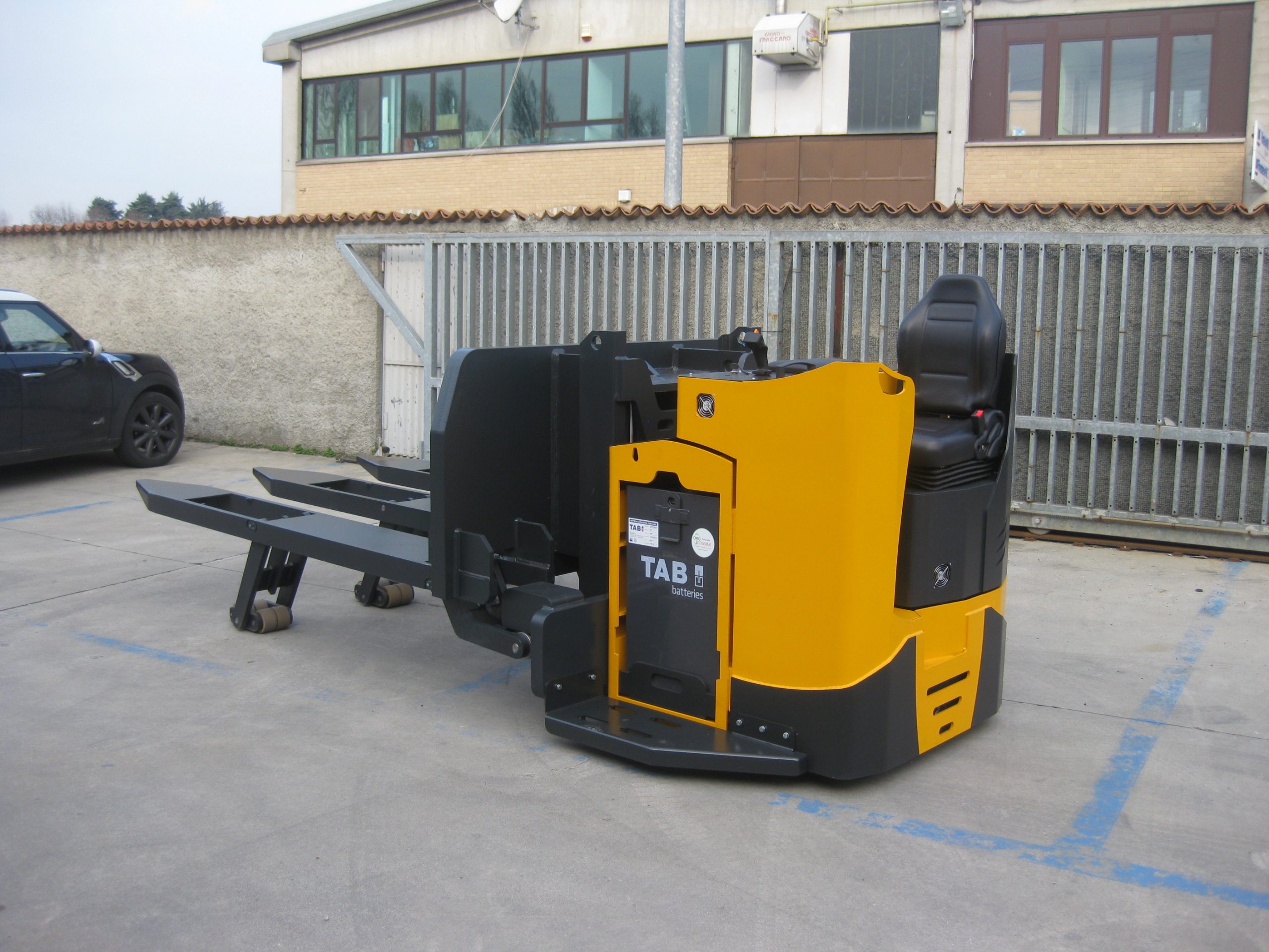 K9 SOB XT HD 80, 8000kg Aircraft slave pallet mover for use with cargo service / logistics.